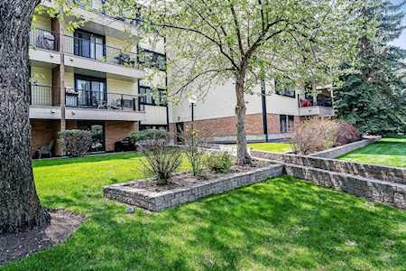 727 56 Avenue SW #111 Calgary, AB T2V 4Z8