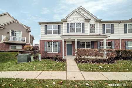 1004 Charlton Ln Naperville, IL 60563