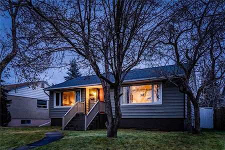3036 29 Street SW Calgary, AB T3E 2L1