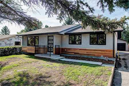 407 Brookmere Crescent SW Calgary, AB T2W 2R2