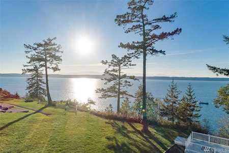 36 Edgewater Dr Camano Island, WA 98282