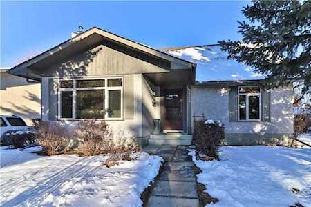 3252 Oakwood Drive SW Calgary, AB T2V 0J9