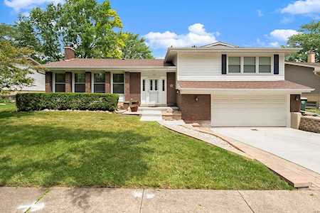706 E Crestwood Dr Arlington Heights, IL 60004