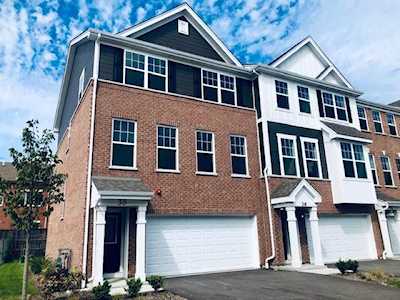 30 Grey Wolf Dr Wheeling, IL 60090