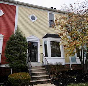 10711 Colonial Woods Ct Louisville, KY 40223