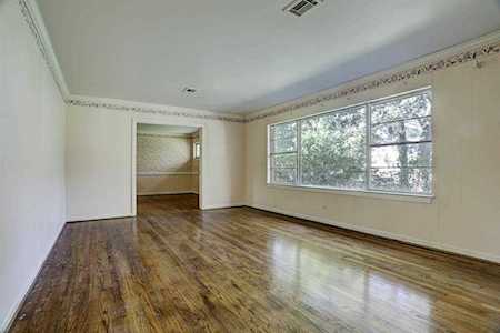 10725 Old Coach Ln Hunters Creek Village, TX 77024
