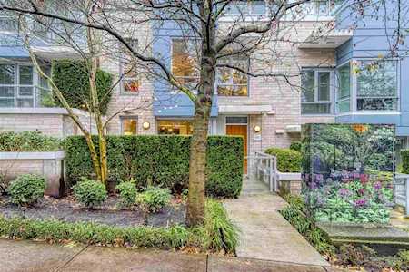 186 Chesterfield Avenue North Vancouver, BC V7M 0A4