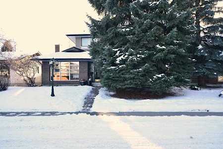915 Parkwood Drive SE Calgary, AB T2J 3W6