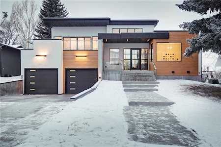 2432 Sovereign Crescent SW Calgary, AB T3C 2M2