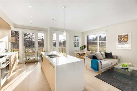 108 E 35th Avenue #201 Vancouver, BC V5W 1A6