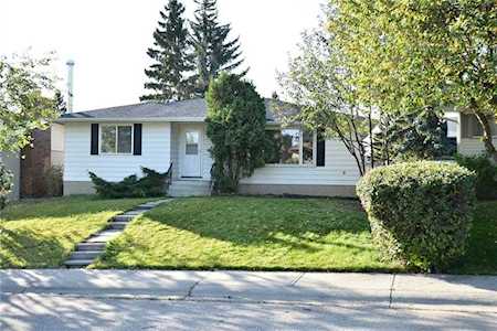915 Hunterston Road NW Calgary, AB T2K 4M5