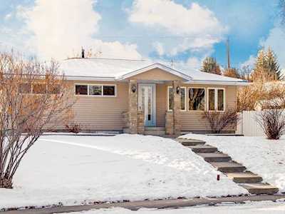 35 Westwood Crescent SW Calgary, AB T3C 3M4