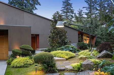 4552 N Piccadilly Road West Vancouver, BC V7W 1C9