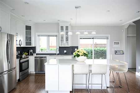 210 W 19th Street North Vancouver, BC V7M 1X5