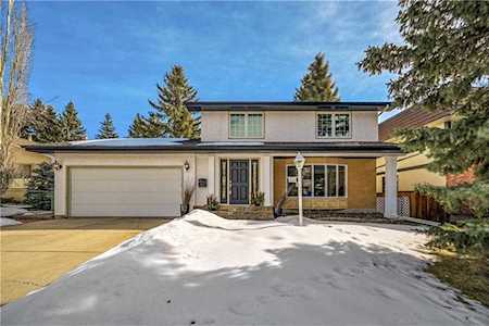 524 Varsity Estates Bay NW Calgary, AB T3B 2W8