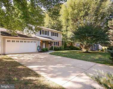 8109 Bright Meadows Ln Dunn Loring, VA 22027