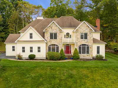2 Arrowhead Ln Westborough, MA 01581