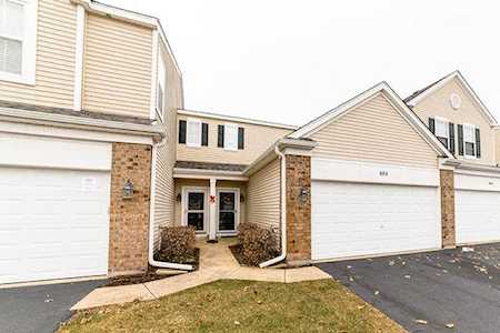604 N Springbrook Trl Oswego, IL 60543