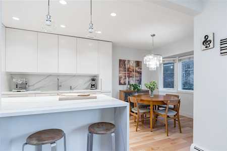 1935 W 1st Avenue #202 Vancouver, BC V6J 1G7