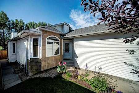 136 Valley Meadow Close NW Calgary, AB T3B 5M2