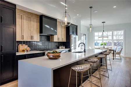 2030 38 Avenue SW Calgary, AB T2T 2K4