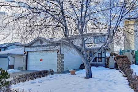 23 Sierra Vista Circle SW Calgary, AB T3H 3A4