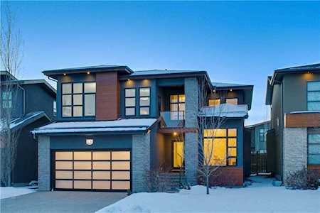 987 73 Street SW Calgary, AB T3H 0X4