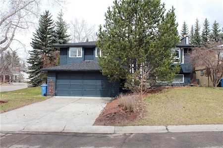 902 Varsity Estates Place NW Calgary, AB T3B 3X4