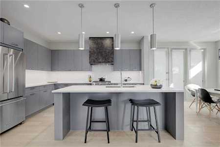 4636 22 Avenue NW Calgary, AB T3B 0Y1