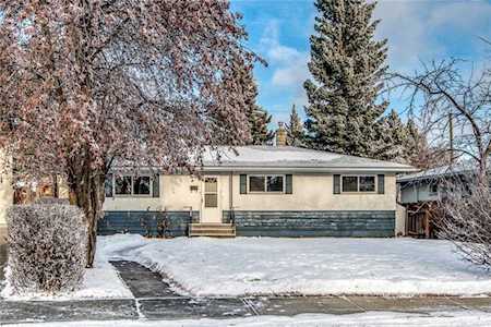 49 White Oak Crescent SW Calgary, AB T3C 3J9