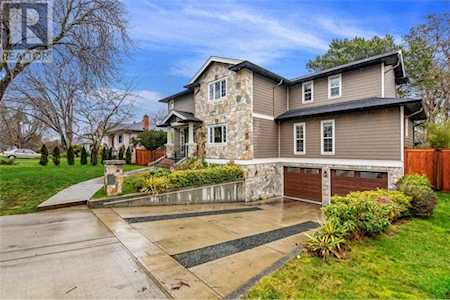 785 Hampshire Rd Victoria, BC V8S4S3