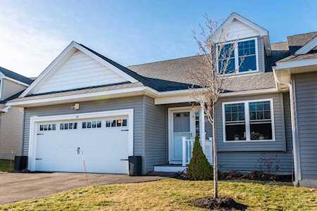 19 Stratford Village Dr #19 Millbury, MA 01527