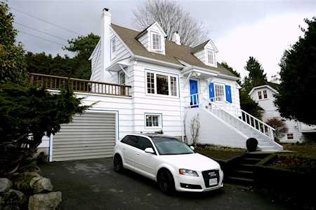 3271 Travers Avenue West Vancouver, BC V7V 1G5