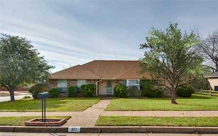 301 Meadowhill Drive Benbrook, TX 76126