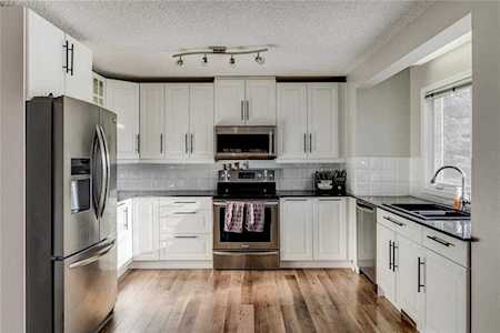 119 23 Avenue NE #4 Calgary, AB T2E 1V6