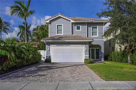 1733 NE 38th St Oakland Park, FL 33334
