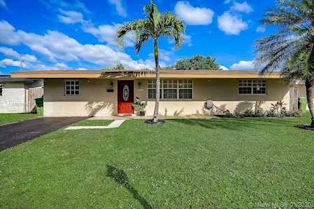 8221 NW 10th St Pembroke Pines, FL 33024