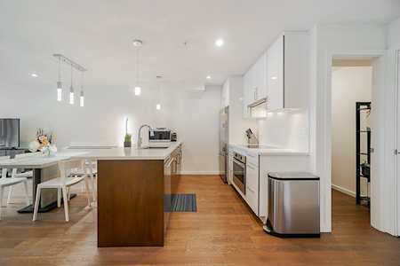 977 W 70th Avenue Vancouver, BC V6P 3Y4