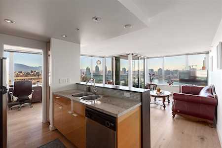 33 Smithe Street #1502 Vancouver, BC V6B 0B5