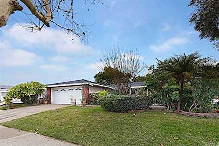 1025 S Shawnee Drive Santa Ana, CA 92704