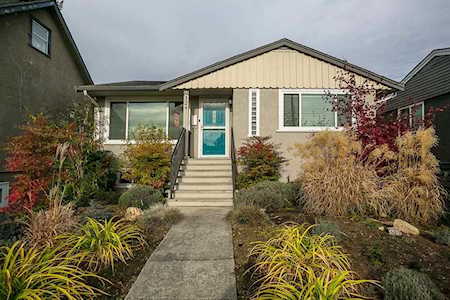 324 E 16th Street North Vancouver, BC V7L 2T2
