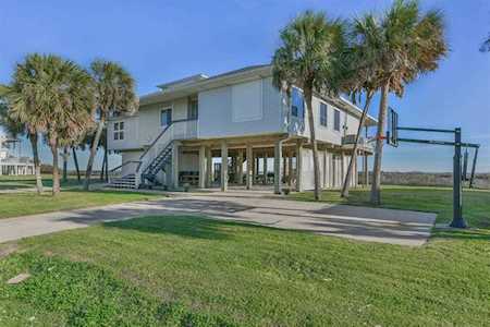 18303 E E De Vaca St Galveston, TX 77554