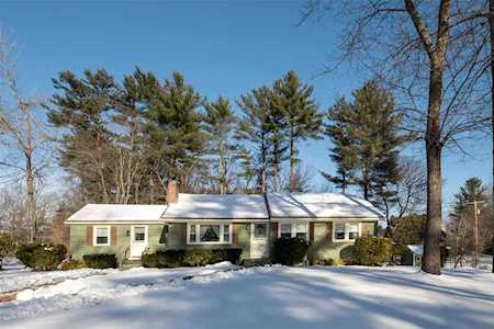 29 Woodknoll Dr North Hampton, NH 03862