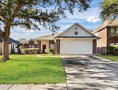 2902 Sailors Moon Dr Friendswood, TX 77546