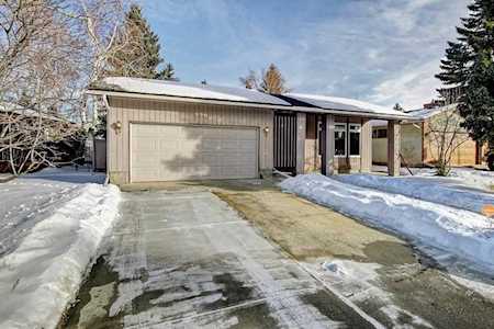 220 Oakland Place SW Calgary, AB T2V 4G4