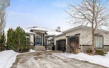 79 Sierra Vista Close SW Calgary, AB T3H 3B7