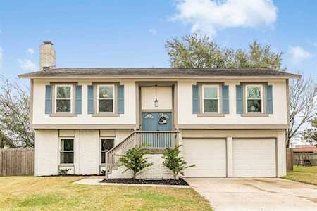 453 E Castle Harbour Dr Friendswood, TX 77546