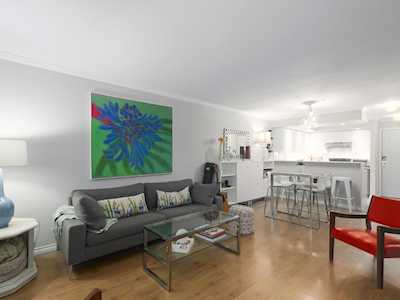 1738 Frances Street #302 Vancouver, BC V5L 1Z6