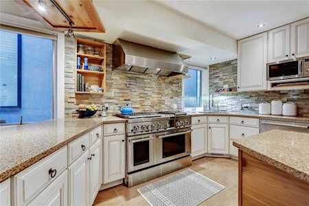 3815 18 Street SW Calgary, AB T2T 4V2