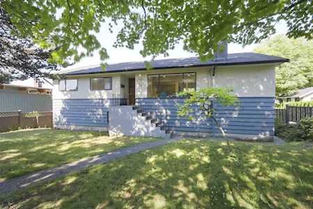 2949 Chesterfield Avenue North Vancouver, BC V7P 3R9